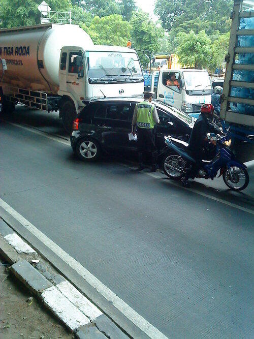 &#91;HOT&#93; Foto Kendaraan Yang Masuk Jalur Busway