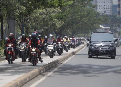 &#91;HOT&#93; Foto Kendaraan Yang Masuk Jalur Busway