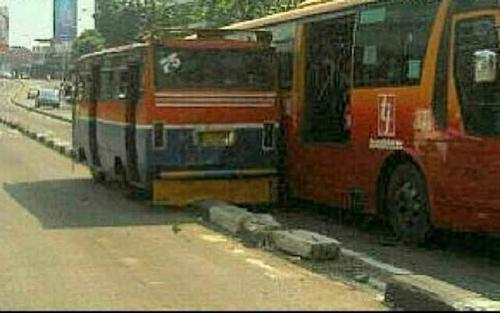 &#91;HOT&#93; Foto Kendaraan Yang Masuk Jalur Busway