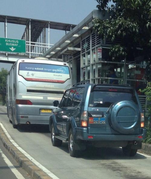 &#91;HOT&#93; Foto Kendaraan Yang Masuk Jalur Busway