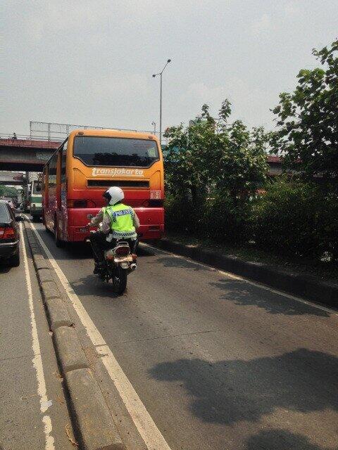 &#91;HOT&#93; Foto Kendaraan Yang Masuk Jalur Busway
