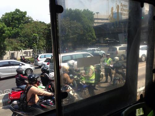 &#91;HOT&#93; Foto Kendaraan Yang Masuk Jalur Busway