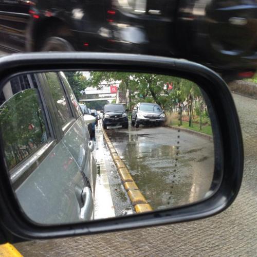 &#91;HOT&#93; Foto Kendaraan Yang Masuk Jalur Busway