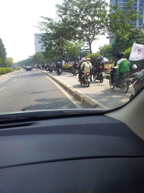 &#91;HOT&#93; Foto Kendaraan Yang Masuk Jalur Busway