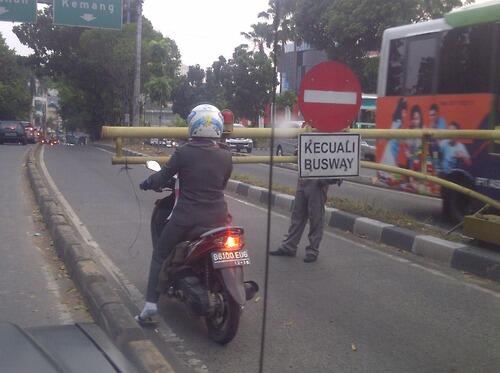 &#91;HOT&#93; Foto Kendaraan Yang Masuk Jalur Busway