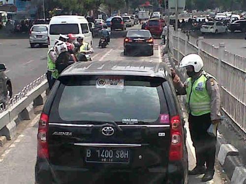 &#91;HOT&#93; Foto Kendaraan Yang Masuk Jalur Busway