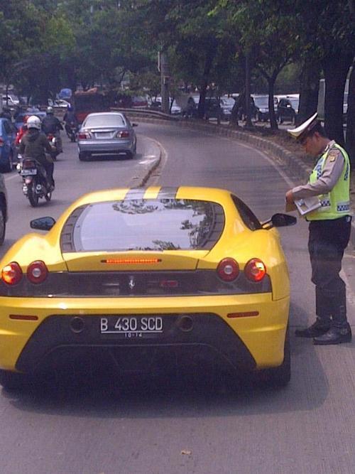 &#91;HOT&#93; Foto Kendaraan Yang Masuk Jalur Busway