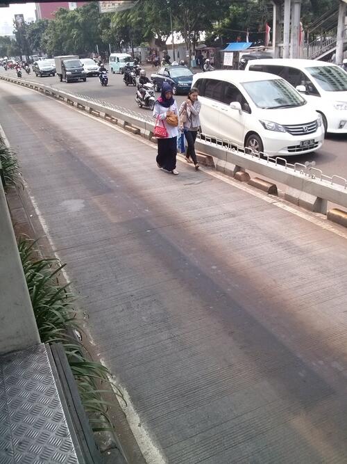 &#91;HOT&#93; Foto Kendaraan Yang Masuk Jalur Busway