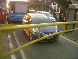 &#91;HOT&#93; Foto Kendaraan Yang Masuk Jalur Busway