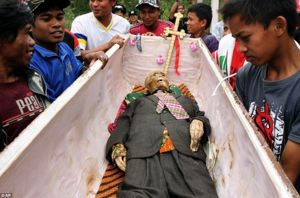 M a’n e n e, Tradisi Unik Yang Menyeramkan Dari Tana Toraja