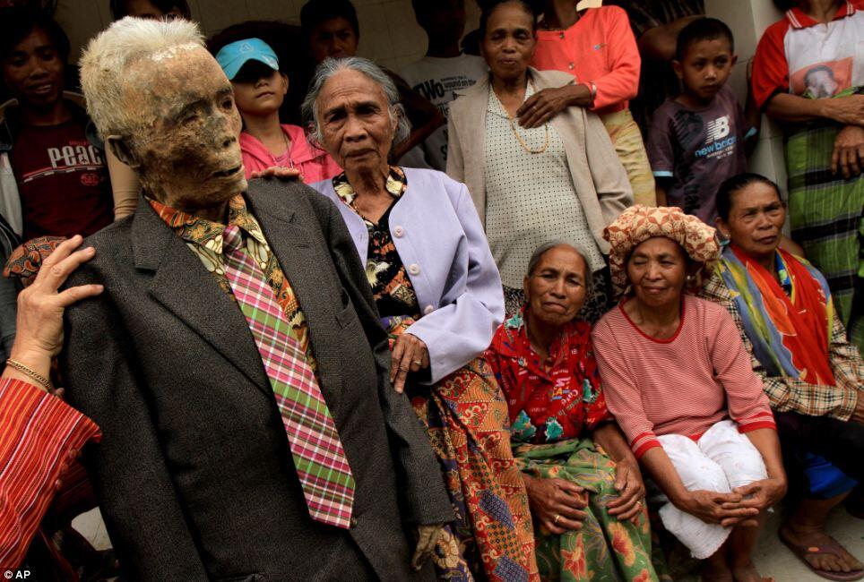 M a’n e n e, Tradisi Unik Yang Menyeramkan Dari Tana Toraja