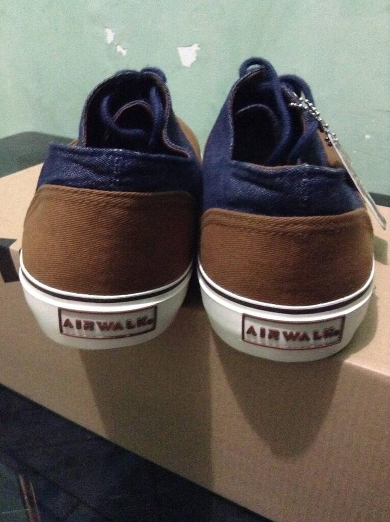 Terjual sepatu  converse airwalk  fladeo fld league cek 