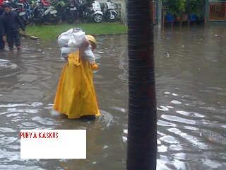 Lagi-Lagi Jakarta Dikepung Banjir (+PIC Langsung Dari TKP Kantor Ane)