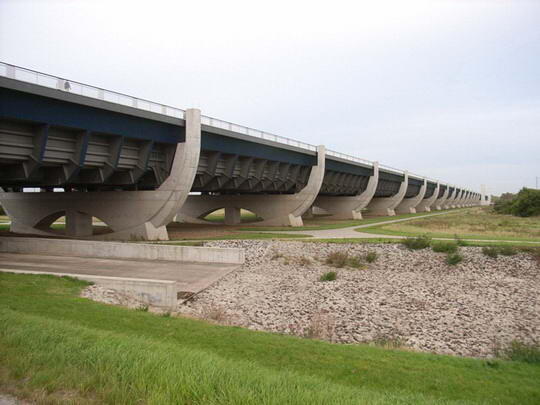 DI Negara Ini Ada Jembatan Untuk Kapal