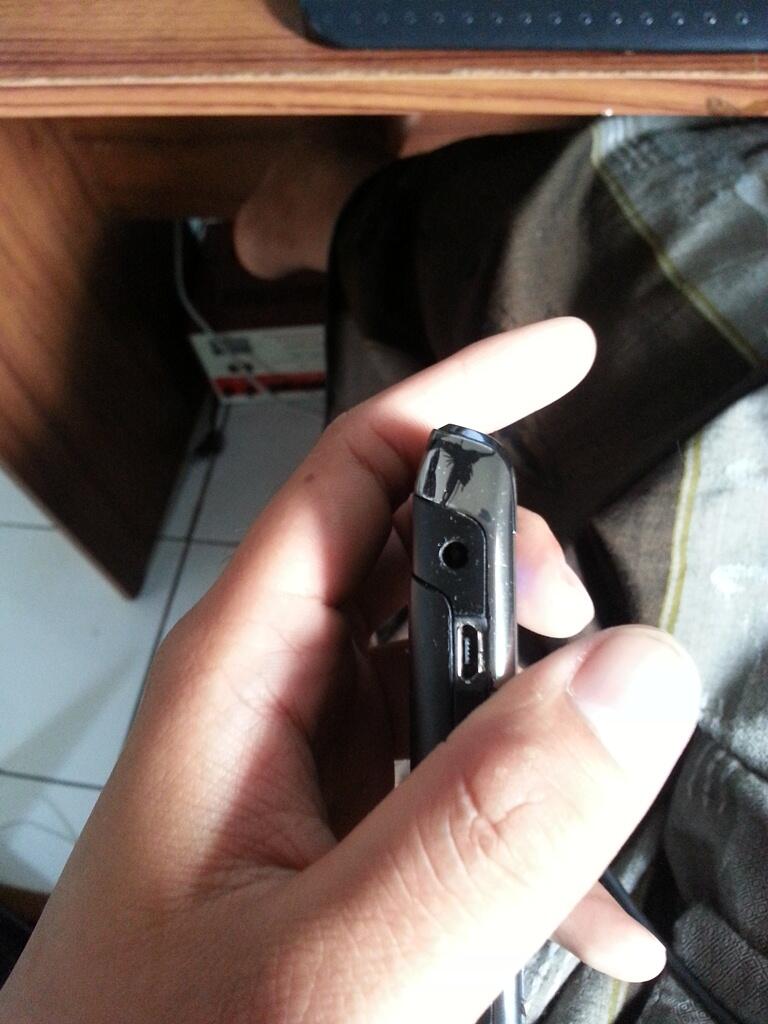 BLACKBERRY ONYX 9700 FULLSET + BONUS OTTERBOX ORIGINAL 850 ribu aja
