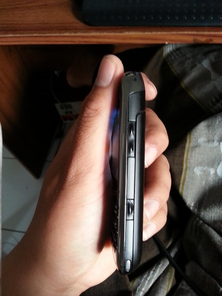 BLACKBERRY ONYX 9700 FULLSET + BONUS OTTERBOX ORIGINAL 850 ribu aja