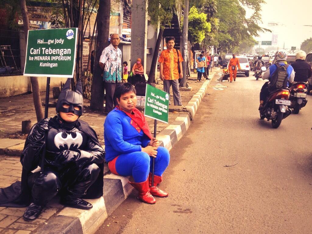 Batman &amp; Superman Nyari Tebengan di Tendean