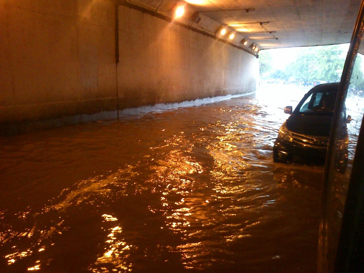 Lagi-Lagi Jakarta Dikepung Banjir (+PIC Langsung Dari TKP Kantor Ane)