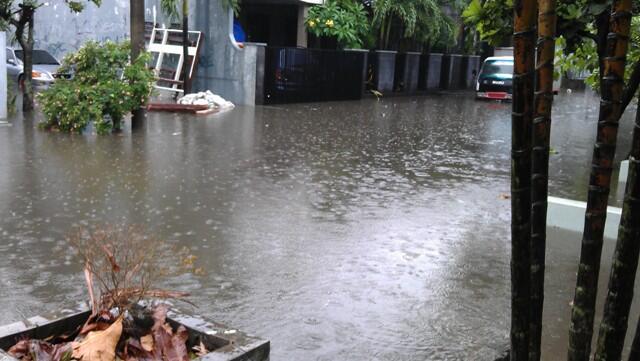 Lagi-Lagi Jakarta Dikepung Banjir (+PIC Langsung Dari TKP Kantor Ane)