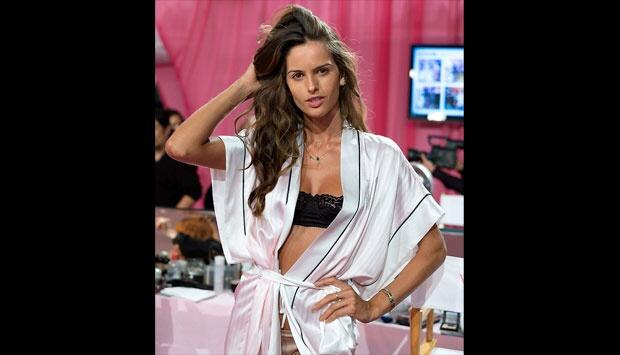 Model-model Cantik di Backstage Victoria Secret