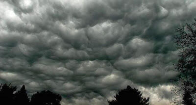 Awan Mendung Berwarna Gelap? Ini alasannya