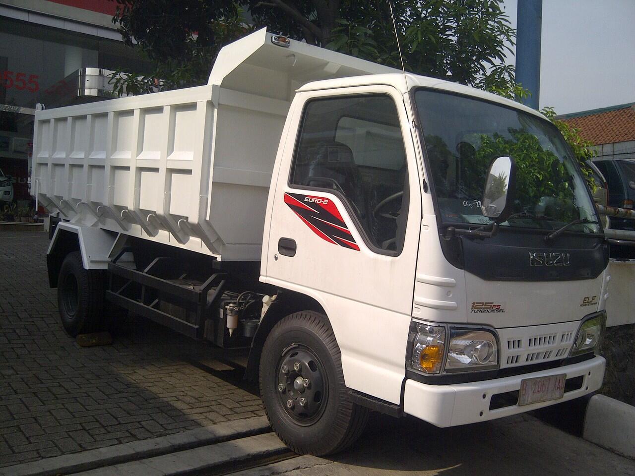ISUZU Dump Truk