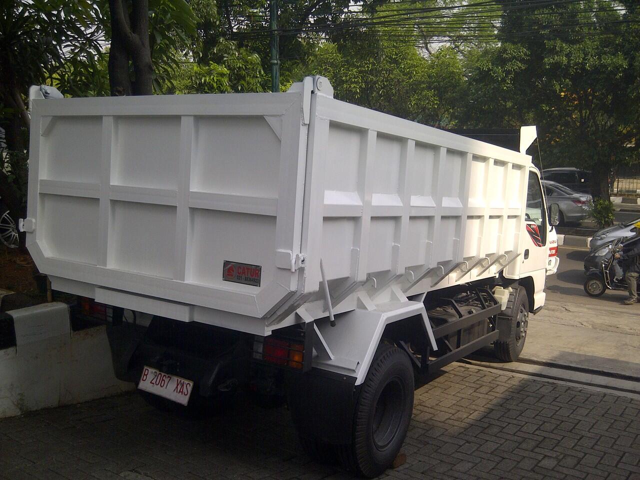 ISUZU Dump Truk