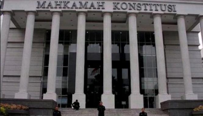 Ratusan Massa Ngamuk di Ruang MK, Kursi dan Meja Hancur Berantakan