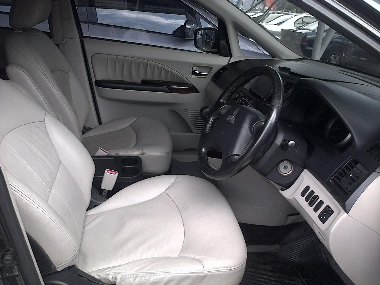 MITSUBISHI GRANDIS GLS ABU-ABU METALIK 2008