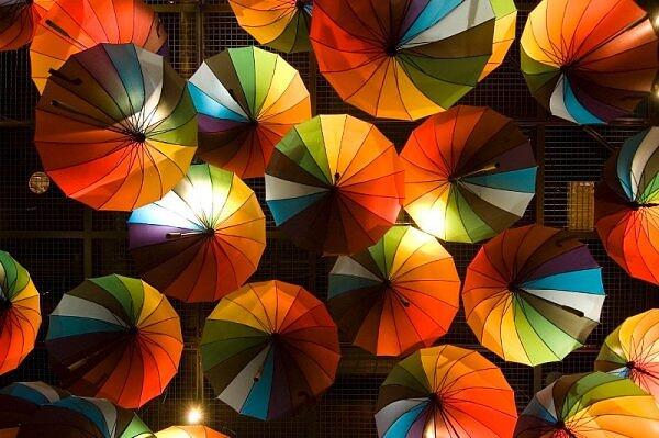 10 Seni Instalasi & Arsitektur dengan Payung dari seluruh dunia