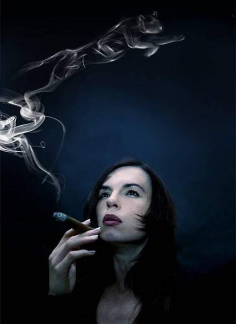 Karya Seni Yang Terbuat Dari Asap Rokok