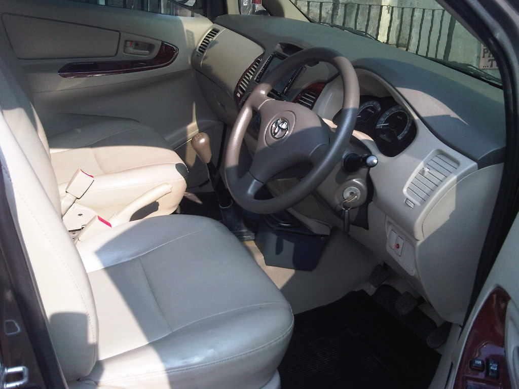 TOYOTA KIJANG INNOVA 2.0 J MT 2010 ABU - ABU METALIK