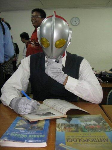 Potret Ultraman Ketika Nganggur :D