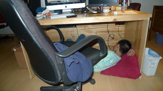 Cara Tidur Secara Keren di Kantor
