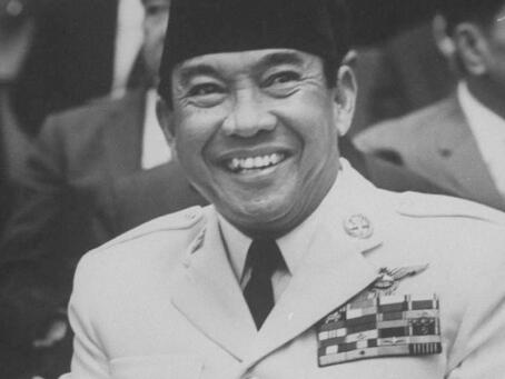 BUNG KARNO MANDI AIR KENCING di PESAWAT?