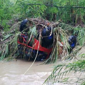 &quot;manusia lumpur&quot; berduka, 15 jeep hanyut, 1 offroader belum ditemukan