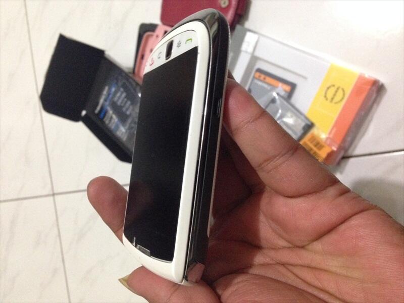 BB 9800 Torch 1 White