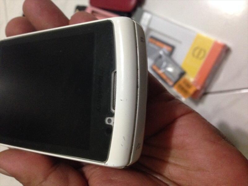 BB 9800 Torch 1 White