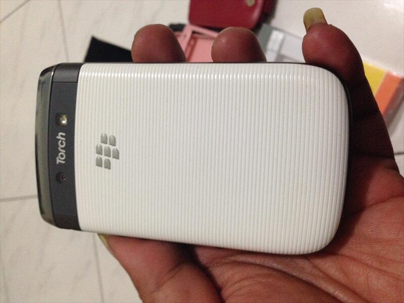 BB 9800 Torch 1 White