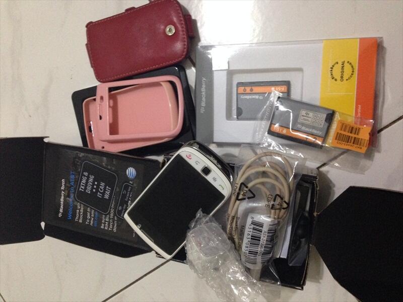 BB 9800 Torch 1 White