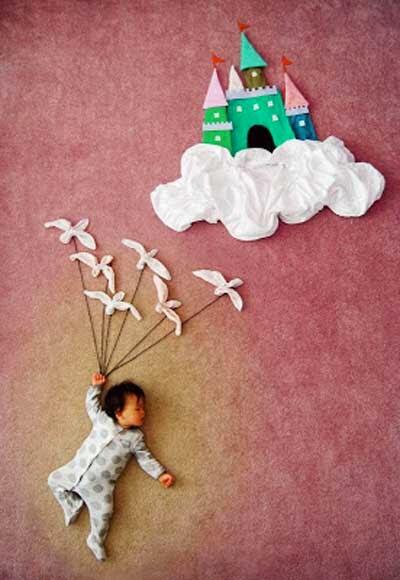 Foto Unik, Bayi Tidur Siang Jadi Proyek Petualangan
