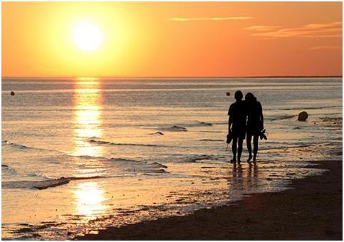 10 Ide Romantis Untuk HoneyMoon