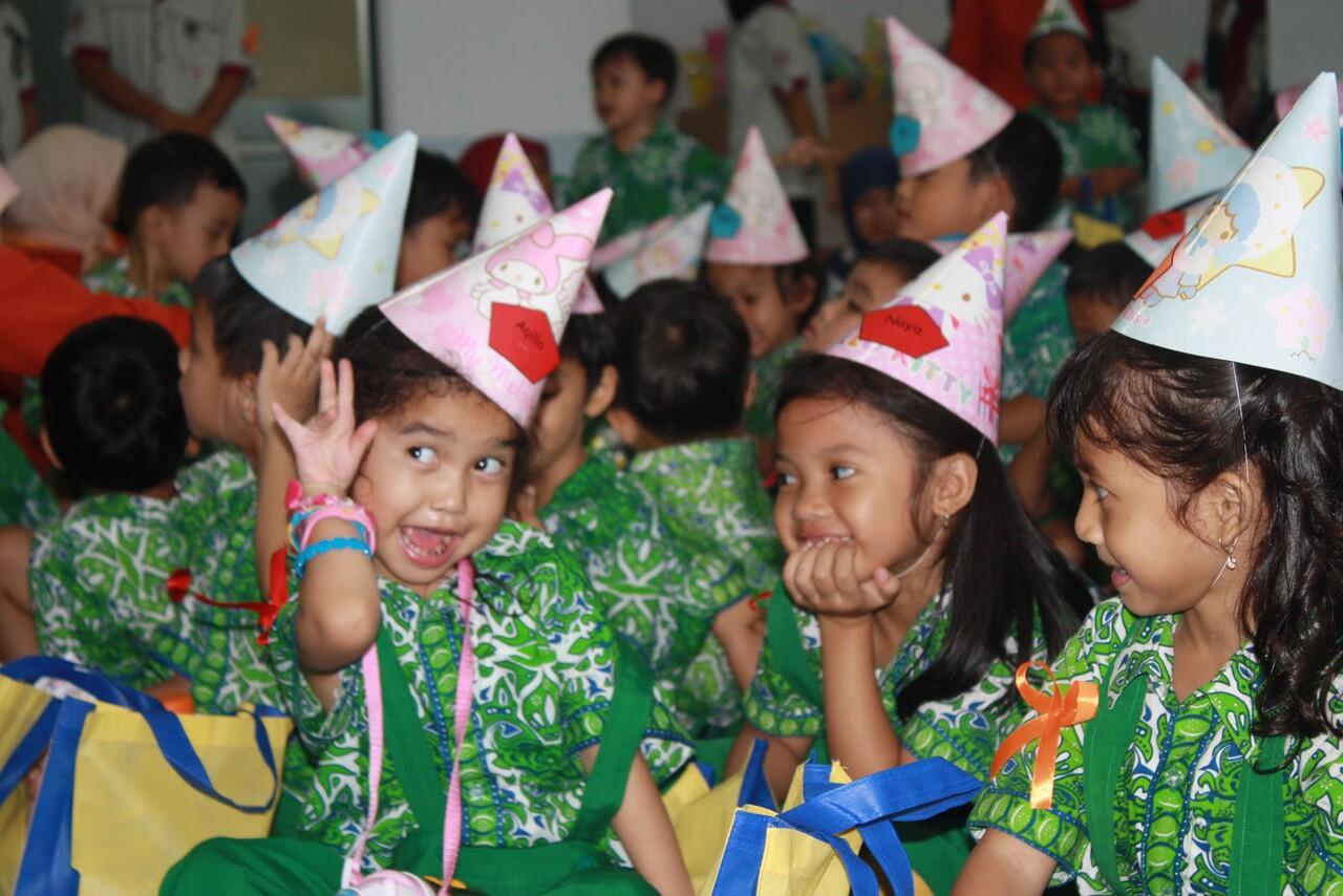 ~~KEBIASAAN ANAK TK KALO PUNYA SEPATU BARU~~