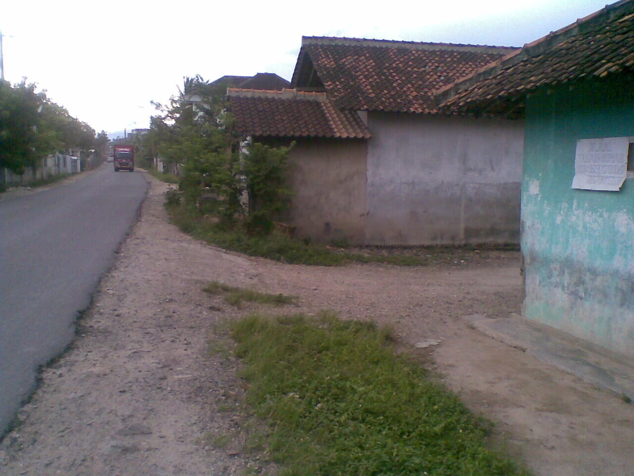 rumah ditanami sesuatu sebagai penghalang