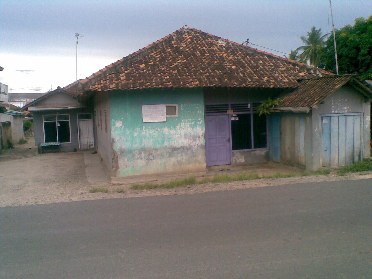 rumah ditanami sesuatu sebagai penghalang