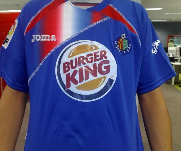 JERSEY SEPAK BOLA YANG NYENTRIK DAN BIKIN NGAKAK 