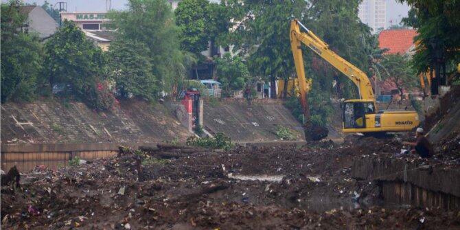 Gubernur DKI Jakarta {Jokowi} kesal dengan sampah di Kebayoran Baru.