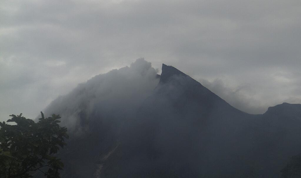 Gunung Merapi Meletus Lagi 18-11-2013