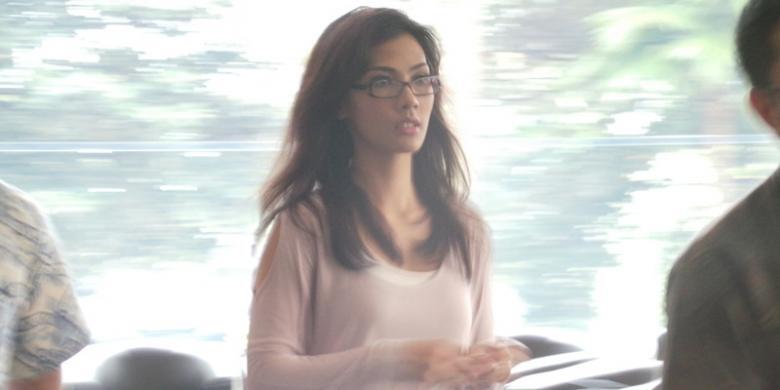 &#91; IGO &#93; PRESENTER NADIA MULYA JENGUK AYAHNYA DI RUTAN KPK ...