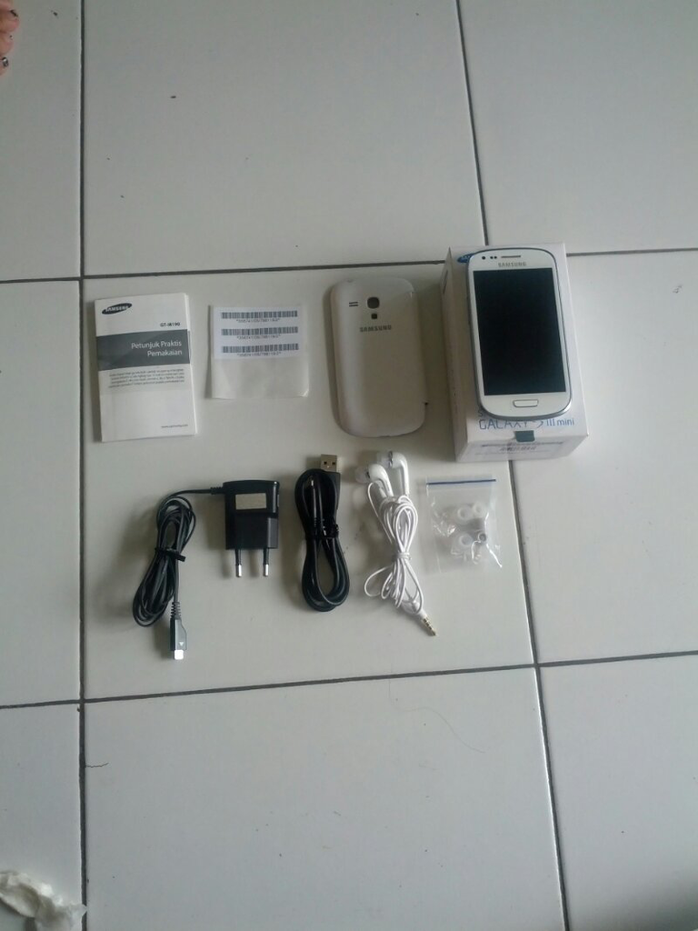 WTS ! SAMSUNG GALAXY S3 MINI - WHITE - EX CEWE - BARU 3 MINGGU - GARANSI - CHEAP ! BU